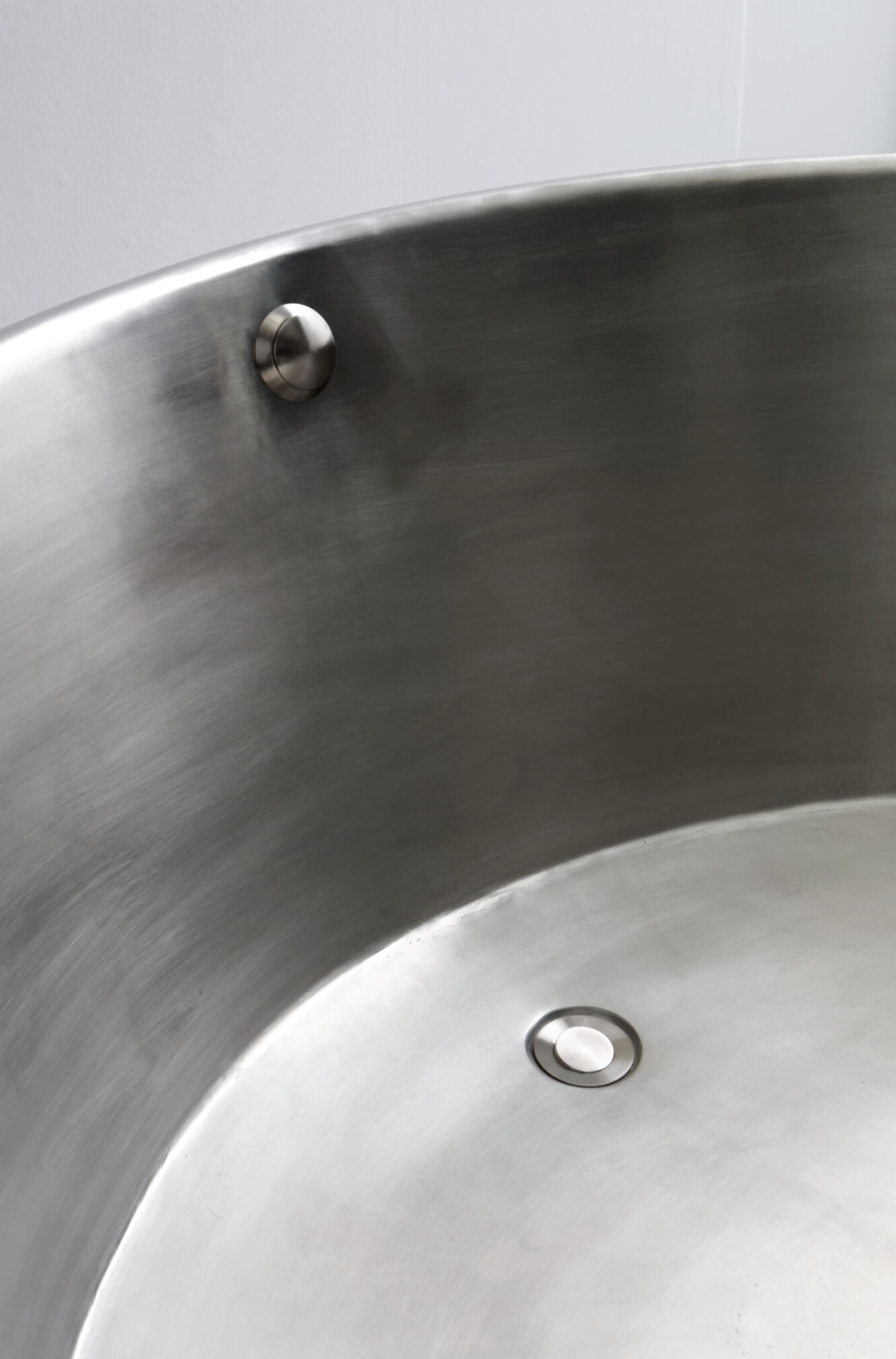 Circle Brushed Copper Bathtub
